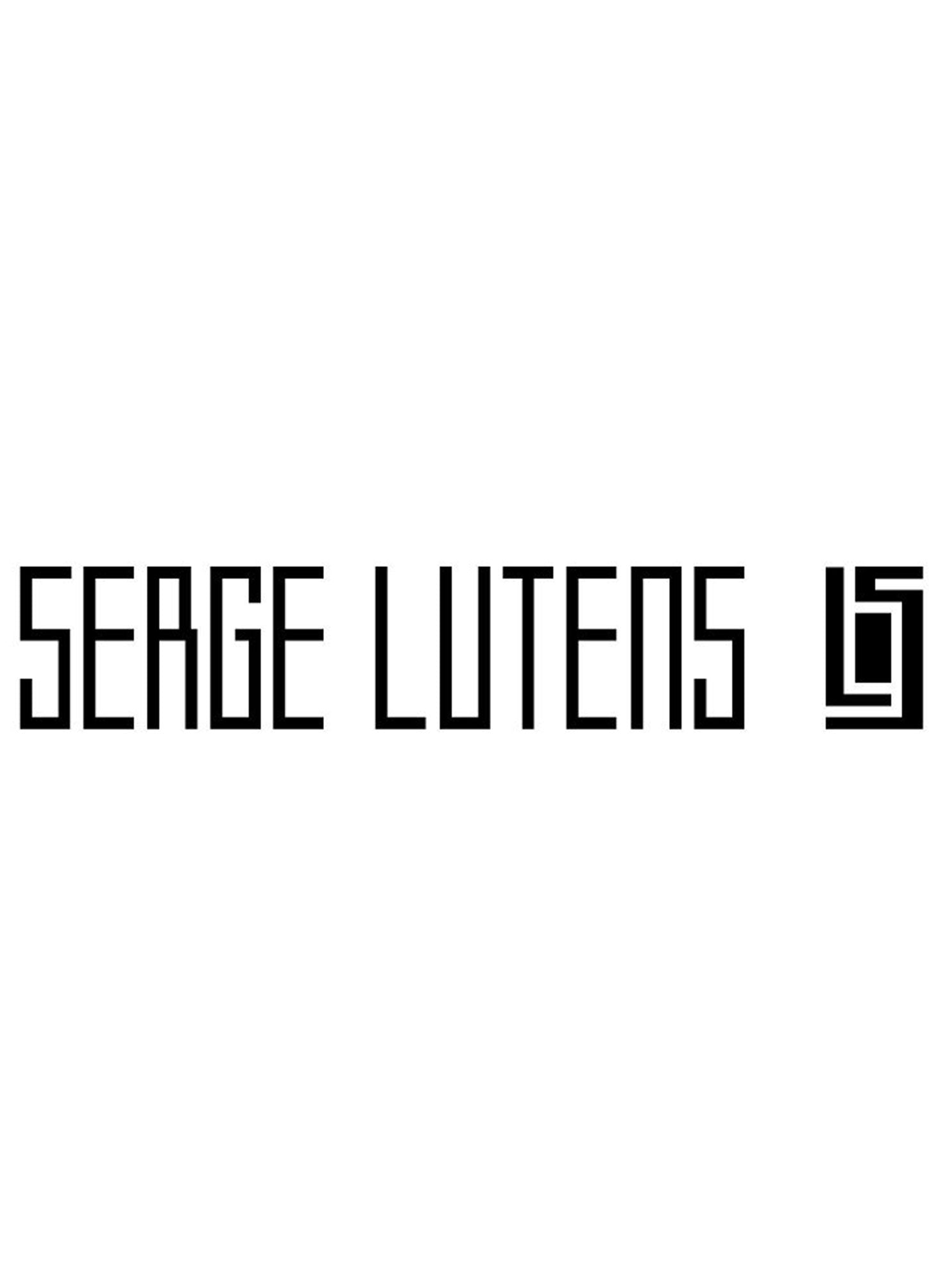 Het logo van "Serge Lutens" Parfums in sierlijke zwarte letters op een helderwitte achtergrond, die doet denken aan de elegante eenvoud van een parfumsample.