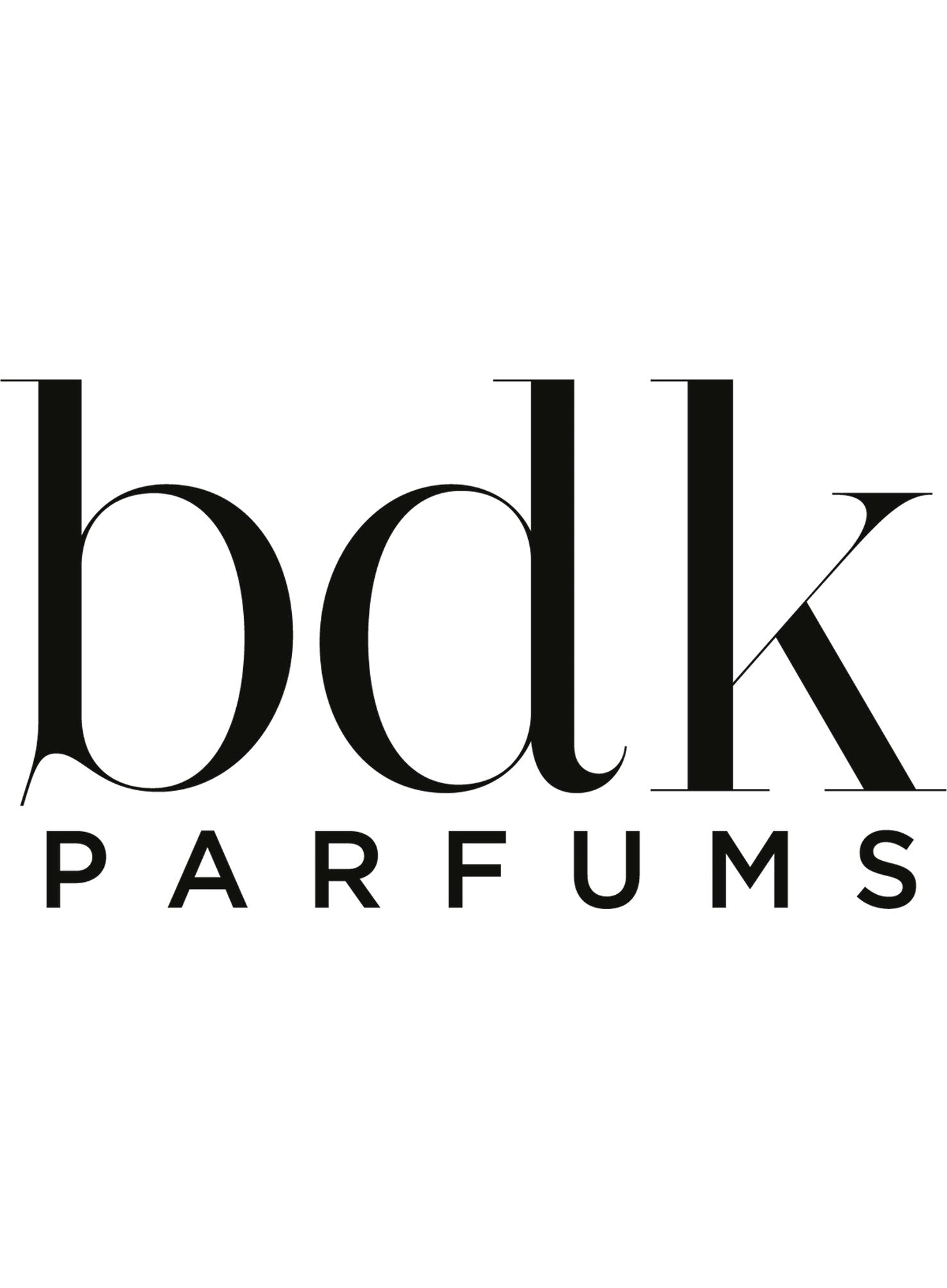 Het logo van “BDK" Parfums in een elegante letters op een helderwitte achtergrond, die doet denken aan de elegante eenvoud van een parfumsample.