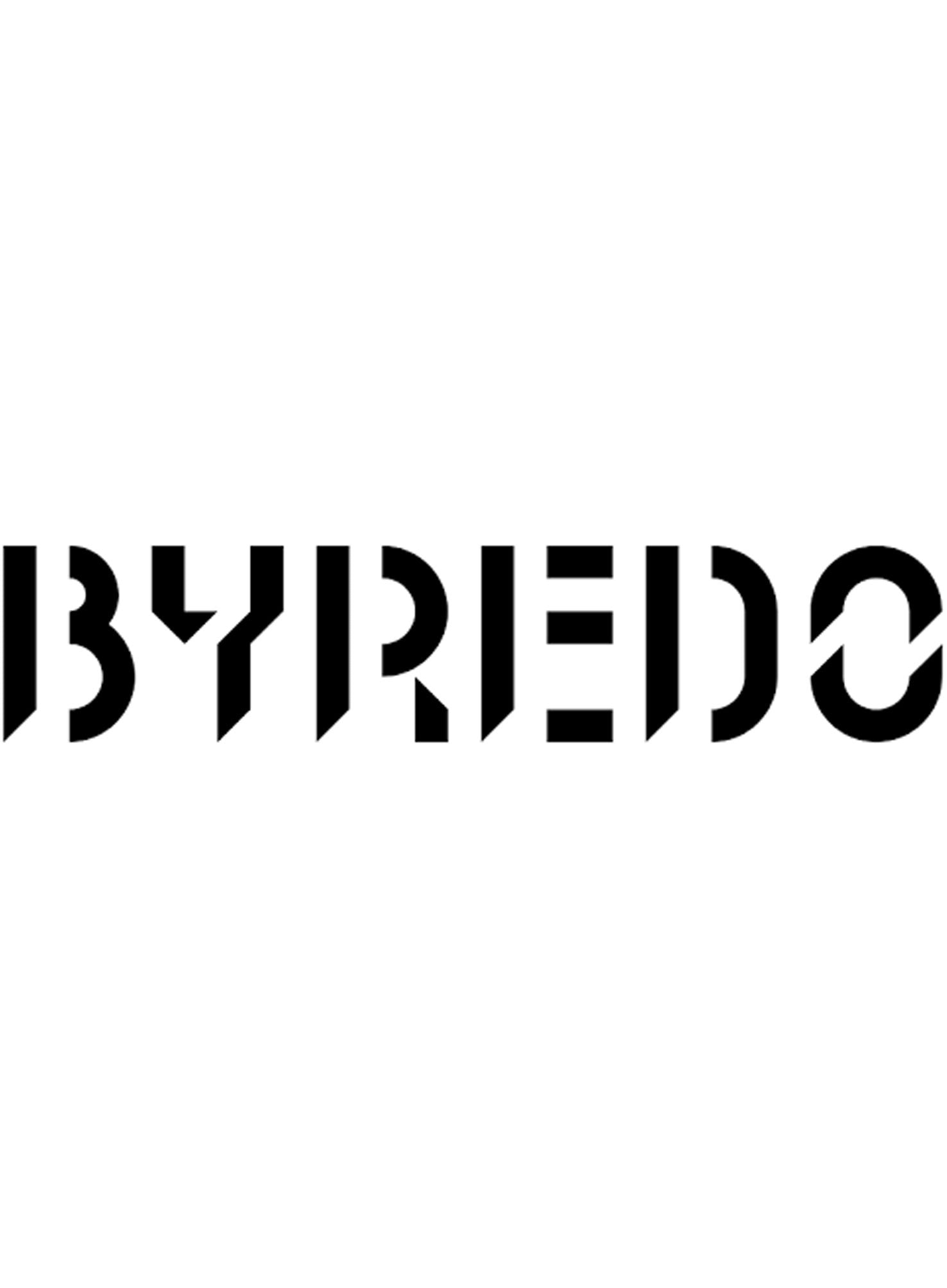 Het logo van “Byredo" Parfums in zwarte letters met speciale stijl op een helderwitte achtergrond, die doet denken aan de elegante eenvoud van een parfumtester.