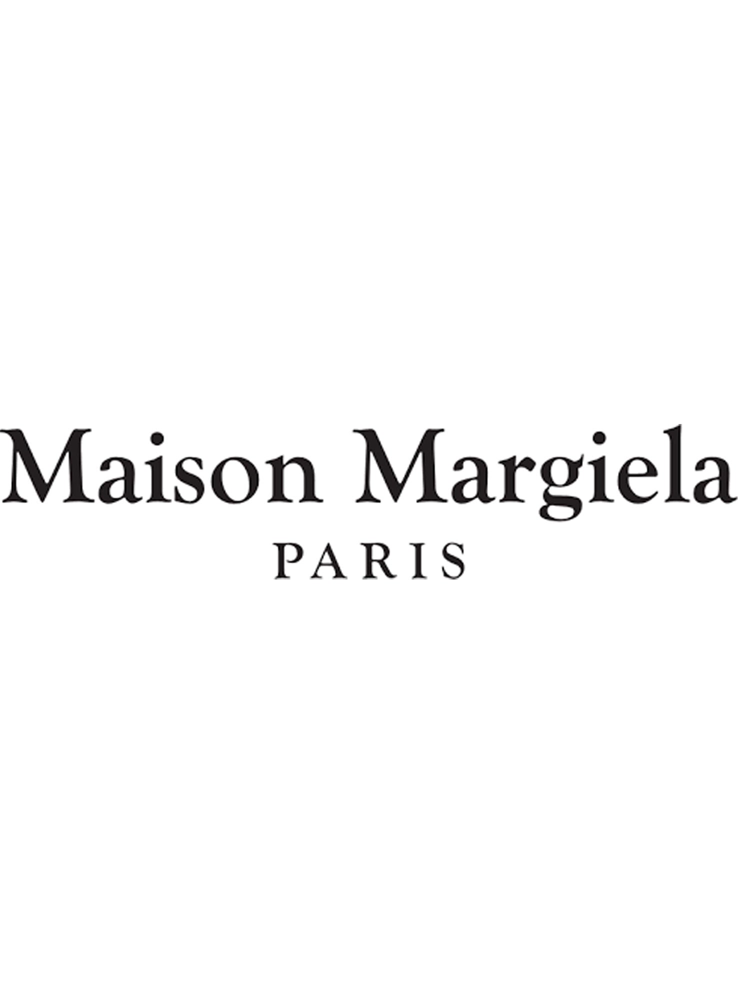 Het logo bevat "Maison Margiela" in opvallende zwarte hoofdletters op een helderwitte achtergrond, die doet denken aan de elegante eenvoud van een parfumsample.