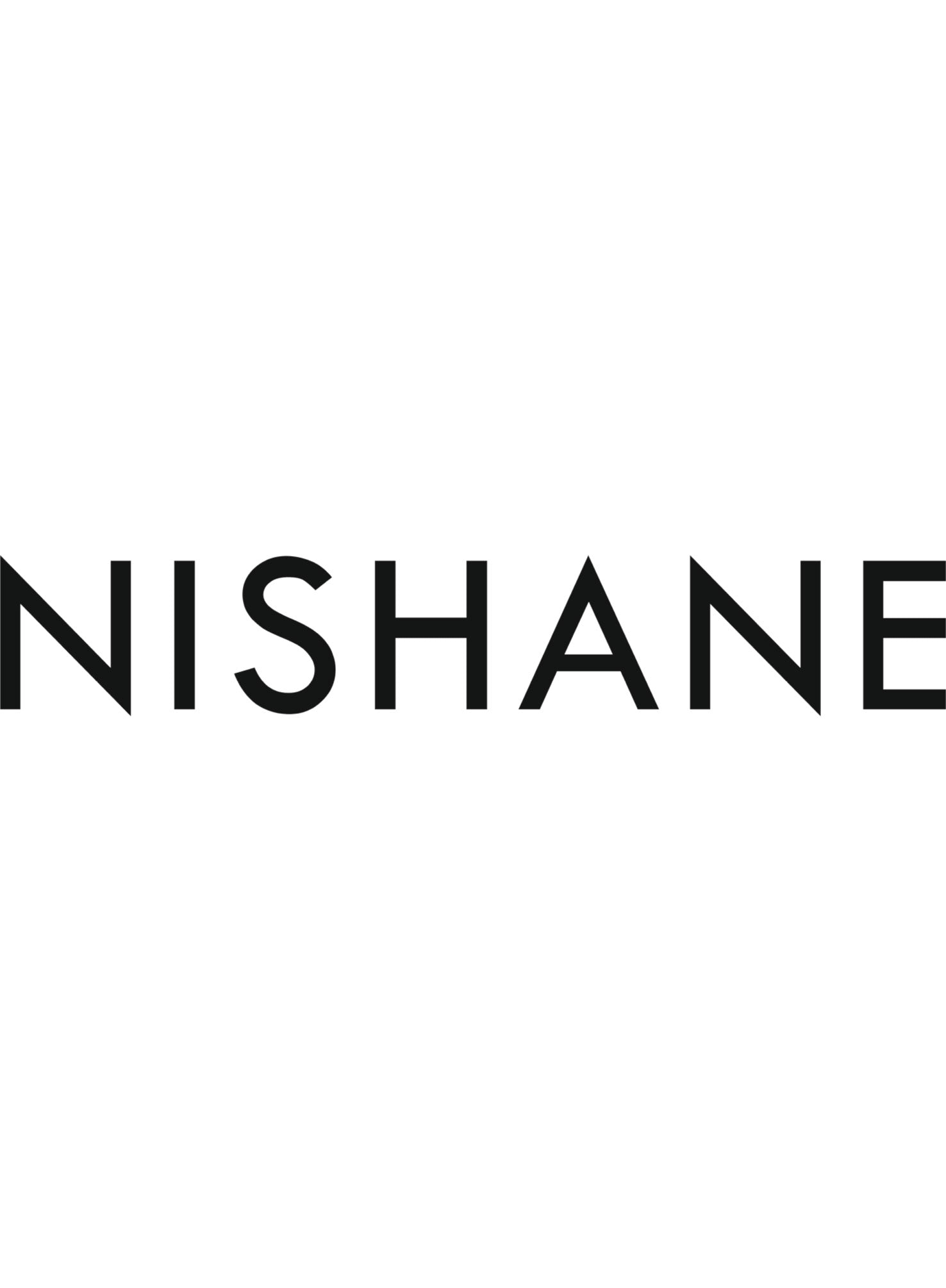 Het logo bevat "Nishanei" in opvallende zwarte hoofdletters op een helderwitte achtergrond, die doet denken aan de elegante eenvoud van een parfumsample.