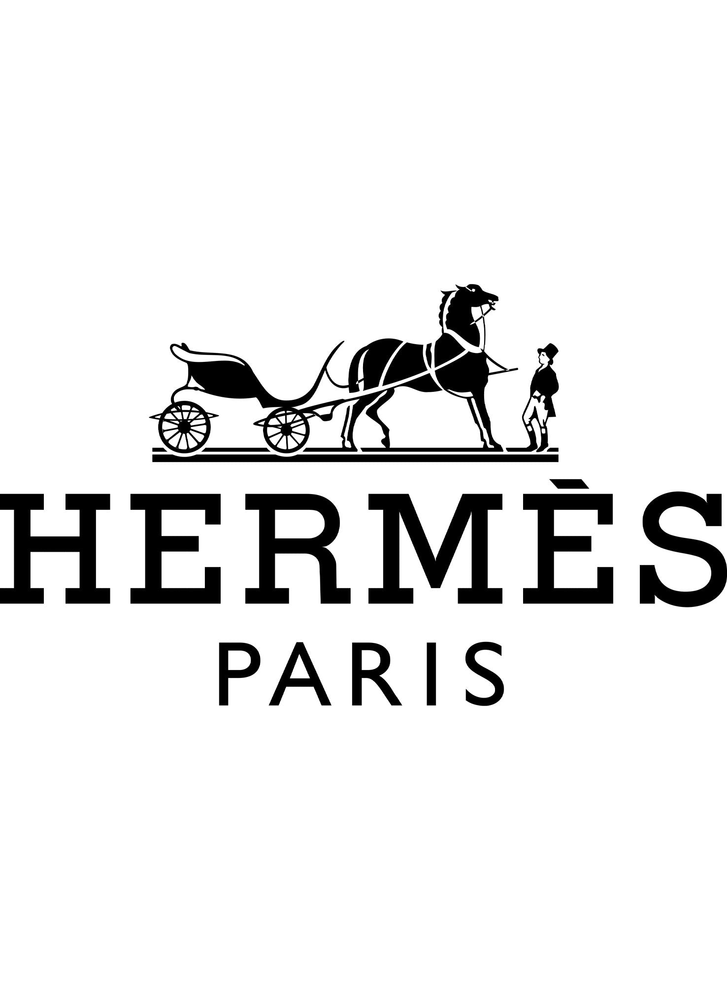 Het logo van "HERMES" Parfums in opvallende zwarte hoofdletters met een paard, koets er ruiter op een helderwitte achtergrond, die doet denken aan de elegante eenvoud van een parfumtester.