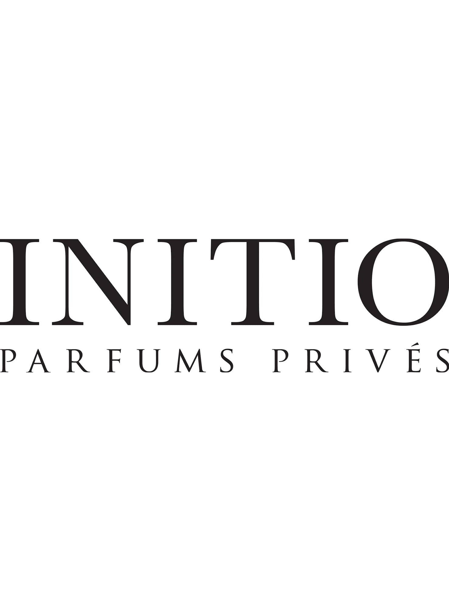 Het logo van " Initio" Parfums in sierlijke zwarte hoofdletters op een helderwitte achtergrond, die doet denken aan de elegante eenvoud van een parfumstaaltjes.